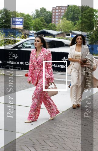 Amsterdam 1 juni 2023
Talkies terras award bij the Harbour Club .
Karsu Donmez kwam met haar verloofde/vriend en haar familie