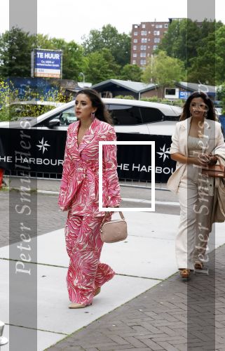 Amsterdam 1 juni 2023
Talkies terras award bij the Harbour Club .
Karsu Donmez kwam met haar verloofde/vriend en haar familie