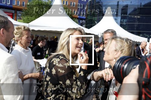 Amsterdam 10 juni 2023
Het 31e Amsterdam diner in AFAS Live tbv het Aidsfonds.
Linda de Mol kwam met Iebele v d Meulen  en werd opgevangen door prinses Mabel .