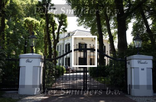 Huizen 13 juni 2023
Jeroen Rietbergen vertrekt op zijn fiest bij het huis van Linda de Mol . Hun beider auto\'s staan op de oprit.