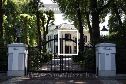 Huizen 13 juni 2023
Jeroen Rietbergen vertrekt op zijn fiest bij het huis van Linda de Mol . Hun beider auto\'s staan op de oprit.