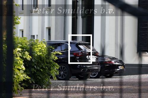 Huizen Bussum 17 juni 2023
Jeroen Rietbergen doet boodschappen en rijdt daarna weer naar het huis van zijn vriendin Linda de Mol.
auto\'s Linda en Jeroen
