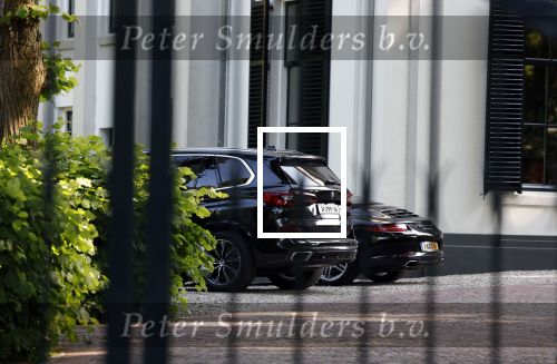 Huizen Bussum 17 juni 2023
Jeroen Rietbergen doet boodschappen en rijdt daarna weer naar het huis van zijn vriendin Linda de Mol.
auto\'s Linda en Jeroen