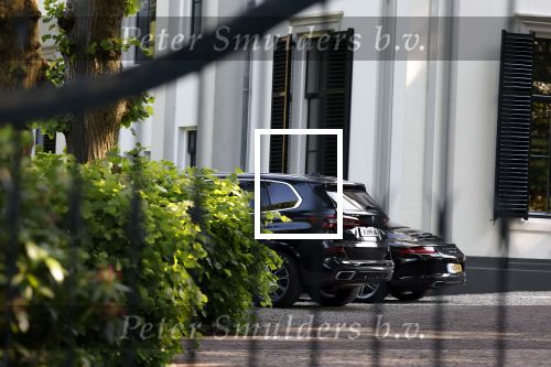 Huizen Bussum 17 juni 2023
Jeroen Rietbergen doet boodschappen en rijdt daarna weer naar het huis van zijn vriendin Linda de Mol.
auto\'s Linda en Jeroen
