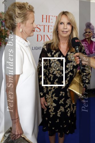 Amsterdam 10 juni 2023
Het 31e Amsterdam diner in AFAS Live tbv het Aidsfonds.
Linda de Mol kwam met Iebele v d Meulen  en werd opgevangen door prinses Mabel .