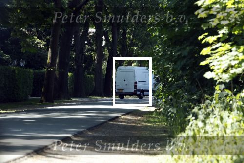 Huizen 13 juni 2023
Jeroen Rietbergen vertrekt op zijn fiest bij het huis van Linda de Mol . Hun beider auto\'s staan op de oprit. 
Koerier bij huis ilnda