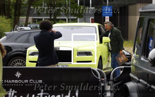 Amsterdam 1 juni 2023
Talkies terras award bij the Harbour Club .
Marcel Stolk bekijkt Rolls Royce