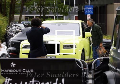 Amsterdam 1 juni 2023
Talkies terras award bij the Harbour Club .
Marcel Stolk bekijkt Rolls Royce
