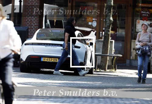 Alkmaar Muiden Huizen 7 juni 2023
Marco Borsato haalt met zijn porsche Taycan een pakketje op in het centrum van Alkmaar . Daarn rijdt hij naar het huis van Leontine. Onderweg koopt hij bij benzinepomp twee flesjes water.