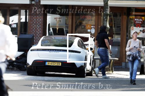 Alkmaar Muiden Huizen 7 juni 2023
Marco Borsato haalt met zijn porsche Taycan een pakketje op in het centrum van Alkmaar . Daarn rijdt hij naar het huis van Leontine. Onderweg koopt hij bij benzinepomp twee flesjes water.