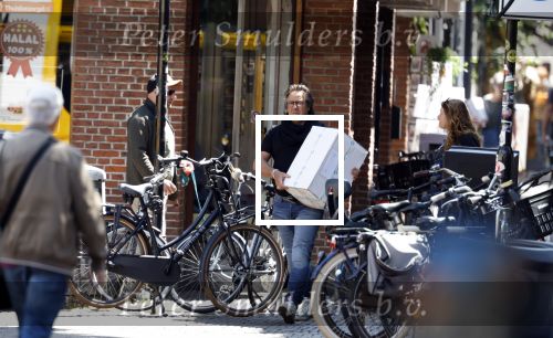 Alkmaar Muiden Huizen 7 juni 2023
Marco Borsato haalt met zijn porsche Taycan een pakketje op in het centrum van Alkmaar . Daarn rijdt hij naar het huis van Leontine. Onderweg koopt hij bij benzinepomp twee flesjes water.