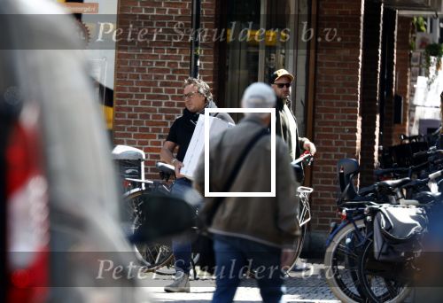 Alkmaar Muiden Huizen 7 juni 2023
Marco Borsato haalt met zijn porsche Taycan een pakketje op in het centrum van Alkmaar . Daarn rijdt hij naar het huis van Leontine. Onderweg koopt hij bij benzinepomp twee flesjes water.