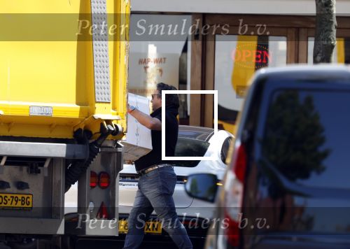 Alkmaar Muiden Huizen 7 juni 2023
Marco Borsato haalt met zijn porsche Taycan een pakketje op in het centrum van Alkmaar . Daarn rijdt hij naar het huis van Leontine. Onderweg koopt hij bij benzinepomp twee flesjes water.
