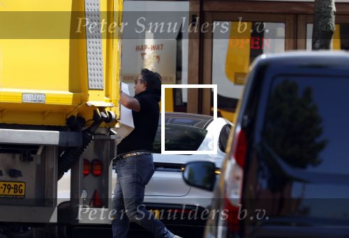 Alkmaar Muiden Huizen 7 juni 2023
Marco Borsato haalt met zijn porsche Taycan een pakketje op in het centrum van Alkmaar . Daarn rijdt hij naar het huis van Leontine. Onderweg koopt hij bij benzinepomp twee flesjes water.