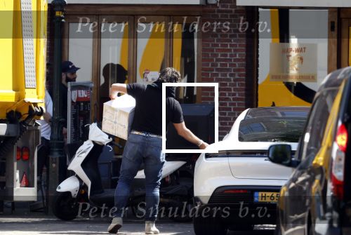 Alkmaar Muiden Huizen 7 juni 2023
Marco Borsato haalt met zijn porsche Taycan een pakketje op in het centrum van Alkmaar . Daarn rijdt hij naar het huis van Leontine. Onderweg koopt hij bij benzinepomp twee flesjes water.