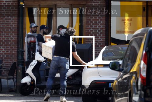 Alkmaar Muiden Huizen 7 juni 2023
Marco Borsato haalt met zijn porsche Taycan een pakketje op in het centrum van Alkmaar . Daarn rijdt hij naar het huis van Leontine. Onderweg koopt hij bij benzinepomp twee flesjes water.