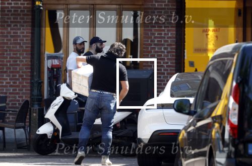 Alkmaar Muiden Huizen 7 juni 2023
Marco Borsato haalt met zijn porsche Taycan een pakketje op in het centrum van Alkmaar . Daarn rijdt hij naar het huis van Leontine. Onderweg koopt hij bij benzinepomp twee flesjes water.