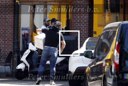 Alkmaar Muiden Huizen 7 juni 2023
Marco Borsato haalt met zijn porsche Taycan een pakketje op in het centrum van Alkmaar . Daarn rijdt hij naar het huis van Leontine. Onderweg koopt hij bij benzinepomp twee flesjes water.