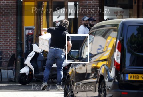 Alkmaar Muiden Huizen 7 juni 2023
Marco Borsato haalt met zijn porsche Taycan een pakketje op in het centrum van Alkmaar . Daarn rijdt hij naar het huis van Leontine. Onderweg koopt hij bij benzinepomp twee flesjes water.
