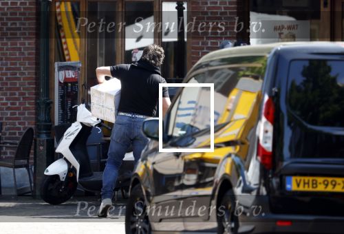 Alkmaar Muiden Huizen 7 juni 2023
Marco Borsato haalt met zijn porsche Taycan een pakketje op in het centrum van Alkmaar . Daarn rijdt hij naar het huis van Leontine. Onderweg koopt hij bij benzinepomp twee flesjes water.