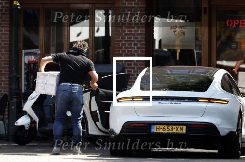 Alkmaar Muiden Huizen 7 juni 2023
Marco Borsato haalt met zijn porsche Taycan een pakketje op in het centrum van Alkmaar . Daarn rijdt hij naar het huis van Leontine. Onderweg koopt hij bij benzinepomp twee flesjes water.