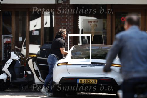 Alkmaar Muiden Huizen 7 juni 2023
Marco Borsato haalt met zijn porsche Taycan een pakketje op in het centrum van Alkmaar . Daarn rijdt hij naar het huis van Leontine. Onderweg koopt hij bij benzinepomp twee flesjes water.