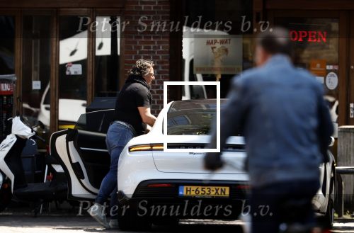 Alkmaar Muiden Huizen 7 juni 2023
Marco Borsato haalt met zijn porsche Taycan een pakketje op in het centrum van Alkmaar . Daarn rijdt hij naar het huis van Leontine. Onderweg koopt hij bij benzinepomp twee flesjes water.