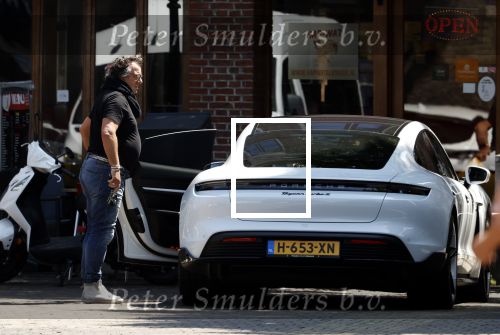 Alkmaar Muiden Huizen 7 juni 2023
Marco Borsato haalt met zijn porsche Taycan een pakketje op in het centrum van Alkmaar . Daarn rijdt hij naar het huis van Leontine. Onderweg koopt hij bij benzinepomp twee flesjes water.