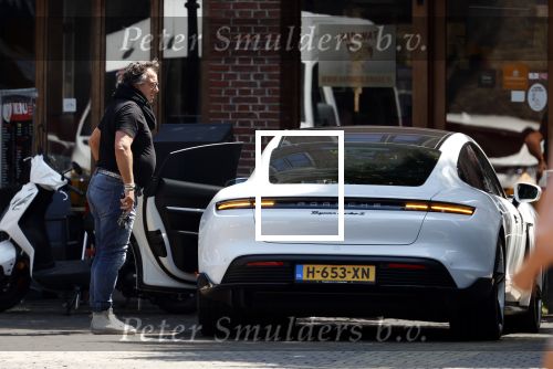Alkmaar Muiden Huizen 7 juni 2023
Marco Borsato haalt met zijn porsche Taycan een pakketje op in het centrum van Alkmaar . Daarn rijdt hij naar het huis van Leontine. Onderweg koopt hij bij benzinepomp twee flesjes water.