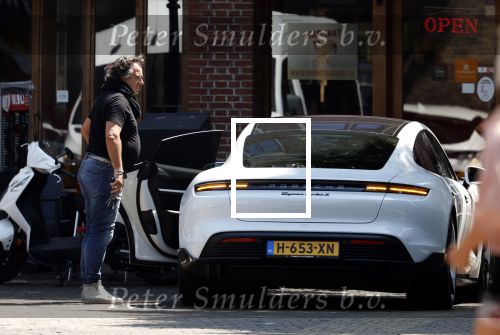 Alkmaar Muiden Huizen 7 juni 2023
Marco Borsato haalt met zijn porsche Taycan een pakketje op in het centrum van Alkmaar . Daarn rijdt hij naar het huis van Leontine. Onderweg koopt hij bij benzinepomp twee flesjes water.