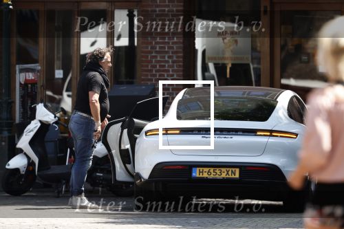 Alkmaar Muiden Huizen 7 juni 2023
Marco Borsato haalt met zijn porsche Taycan een pakketje op in het centrum van Alkmaar . Daarn rijdt hij naar het huis van Leontine. Onderweg koopt hij bij benzinepomp twee flesjes water.