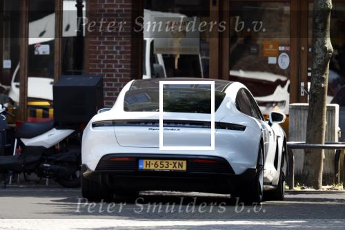 Alkmaar Muiden Huizen 7 juni 2023
Marco Borsato haalt met zijn porsche Taycan een pakketje op in het centrum van Alkmaar . Daarn rijdt hij naar het huis van Leontine. Onderweg koopt hij bij benzinepomp twee flesjes water.