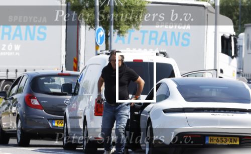 Alkmaar Muiden Huizen 7 juni 2023
Marco Borsato haalt met zijn porsche Taycan een pakketje op in het centrum van Alkmaar . Daarn rijdt hij naar het huis van Leontine. Onderweg koopt hij bij benzinepomp twee flesjes water.