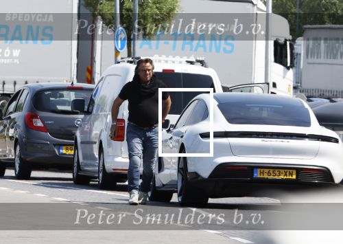Alkmaar Muiden Huizen 7 juni 2023
Marco Borsato haalt met zijn porsche Taycan een pakketje op in het centrum van Alkmaar . Daarn rijdt hij naar het huis van Leontine. Onderweg koopt hij bij benzinepomp twee flesjes water.