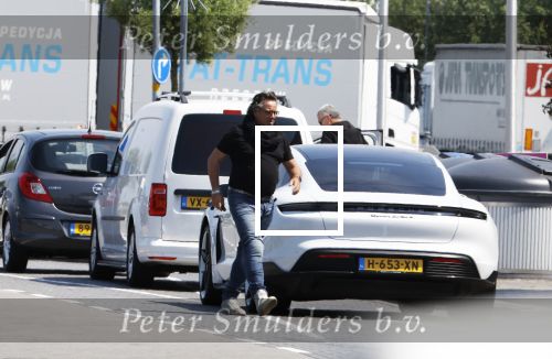 Alkmaar Muiden Huizen 7 juni 2023
Marco Borsato haalt met zijn porsche Taycan een pakketje op in het centrum van Alkmaar . Daarn rijdt hij naar het huis van Leontine. Onderweg koopt hij bij benzinepomp twee flesjes water.