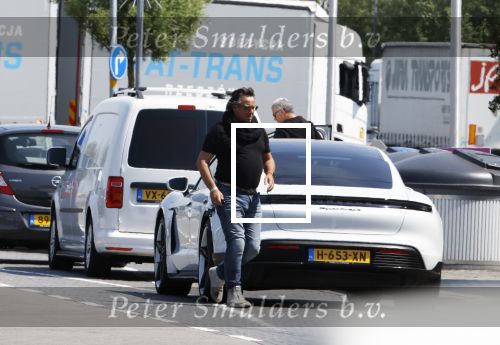 Alkmaar Muiden Huizen 7 juni 2023
Marco Borsato haalt met zijn porsche Taycan een pakketje op in het centrum van Alkmaar . Daarn rijdt hij naar het huis van Leontine. Onderweg koopt hij bij benzinepomp twee flesjes water.