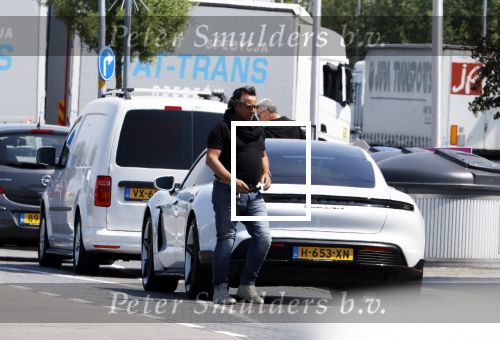 Alkmaar Muiden Huizen 7 juni 2023
Marco Borsato haalt met zijn porsche Taycan een pakketje op in het centrum van Alkmaar . Daarn rijdt hij naar het huis van Leontine. Onderweg koopt hij bij benzinepomp twee flesjes water.