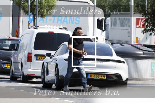 Alkmaar Muiden Huizen 7 juni 2023
Marco Borsato haalt met zijn porsche Taycan een pakketje op in het centrum van Alkmaar . Daarn rijdt hij naar het huis van Leontine. Onderweg koopt hij bij benzinepomp twee flesjes water.