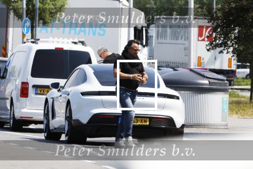 Alkmaar Muiden Huizen 7 juni 2023
Marco Borsato haalt met zijn porsche Taycan een pakketje op in het centrum van Alkmaar . Daarn rijdt hij naar het huis van Leontine. Onderweg koopt hij bij benzinepomp twee flesjes water.