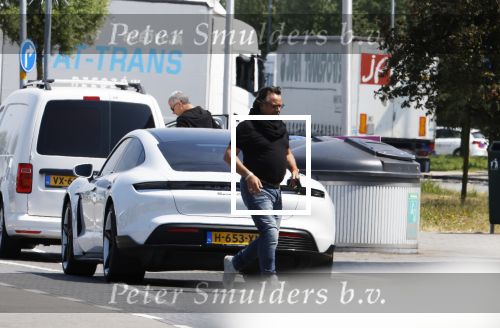 Alkmaar Muiden Huizen 7 juni 2023
Marco Borsato haalt met zijn porsche Taycan een pakketje op in het centrum van Alkmaar . Daarn rijdt hij naar het huis van Leontine. Onderweg koopt hij bij benzinepomp twee flesjes water.