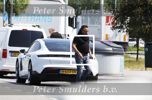 Alkmaar Muiden Huizen 7 juni 2023
Marco Borsato haalt met zijn porsche Taycan een pakketje op in het centrum van Alkmaar . Daarn rijdt hij naar het huis van Leontine. Onderweg koopt hij bij benzinepomp twee flesjes water.