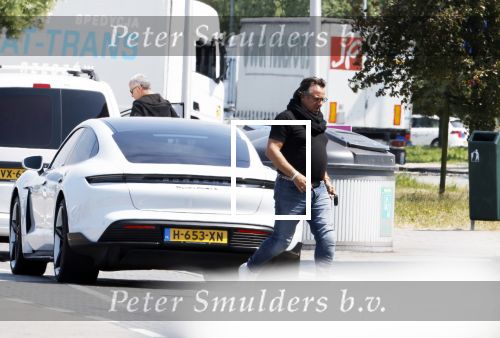Alkmaar Muiden Huizen 7 juni 2023
Marco Borsato haalt met zijn porsche Taycan een pakketje op in het centrum van Alkmaar . Daarn rijdt hij naar het huis van Leontine. Onderweg koopt hij bij benzinepomp twee flesjes water.