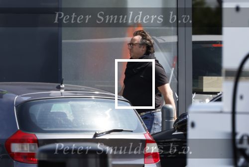 Alkmaar Muiden Huizen 7 juni 2023
Marco Borsato haalt met zijn porsche Taycan een pakketje op in het centrum van Alkmaar . Daarn rijdt hij naar het huis van Leontine. Onderweg koopt hij bij benzinepomp twee flesjes water.