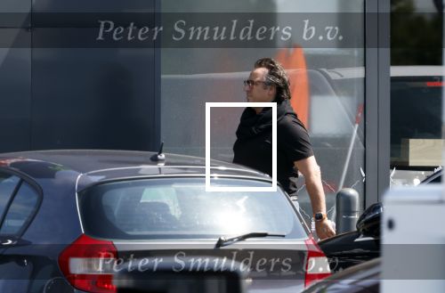 Alkmaar Muiden Huizen 7 juni 2023
Marco Borsato haalt met zijn porsche Taycan een pakketje op in het centrum van Alkmaar . Daarn rijdt hij naar het huis van Leontine. Onderweg koopt hij bij benzinepomp twee flesjes water.