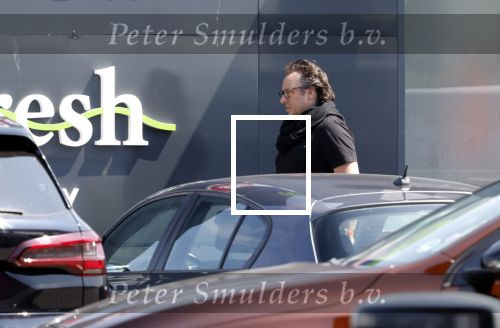 Alkmaar Muiden Huizen 7 juni 2023
Marco Borsato haalt met zijn porsche Taycan een pakketje op in het centrum van Alkmaar . Daarn rijdt hij naar het huis van Leontine. Onderweg koopt hij bij benzinepomp twee flesjes water.