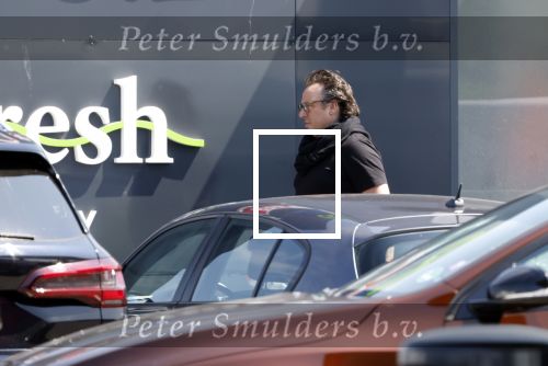 Alkmaar Muiden Huizen 7 juni 2023
Marco Borsato haalt met zijn porsche Taycan een pakketje op in het centrum van Alkmaar . Daarn rijdt hij naar het huis van Leontine. Onderweg koopt hij bij benzinepomp twee flesjes water.