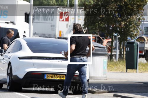 Alkmaar Muiden Huizen 7 juni 2023
Marco Borsato haalt met zijn porsche Taycan een pakketje op in het centrum van Alkmaar . Daarn rijdt hij naar het huis van Leontine. Onderweg koopt hij bij benzinepomp twee flesjes water.