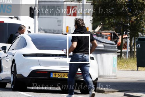 Alkmaar Muiden Huizen 7 juni 2023
Marco Borsato haalt met zijn porsche Taycan een pakketje op in het centrum van Alkmaar . Daarn rijdt hij naar het huis van Leontine. Onderweg koopt hij bij benzinepomp twee flesjes water.