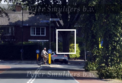 Alkmaar Muiden Huizen 7 juni 2023
Marco Borsato haalt met zijn porsche Taycan een pakketje op in het centrum van Alkmaar . Daarn rijdt hij naar het huis van Leontine. Onderweg koopt hij bij benzinepomp twee flesjes water.