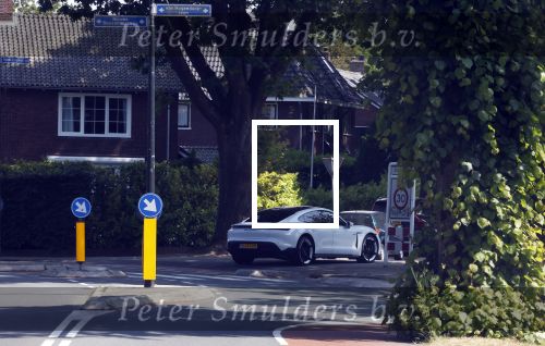 Alkmaar Muiden Huizen 7 juni 2023
Marco Borsato haalt met zijn porsche Taycan een pakketje op in het centrum van Alkmaar . Daarn rijdt hij naar het huis van Leontine. Onderweg koopt hij bij benzinepomp twee flesjes water.